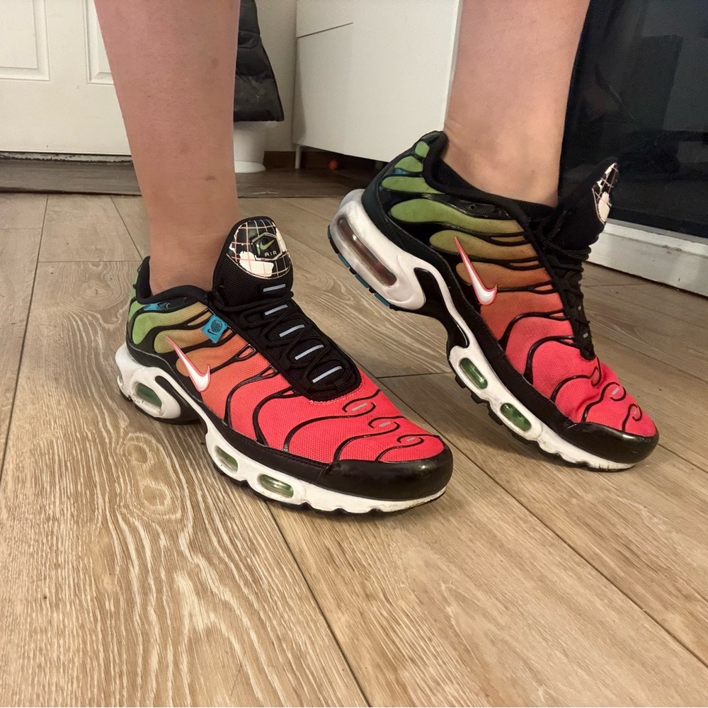 Nike Red and Green Sneakers with Iconic Design - Picture 2 of 16